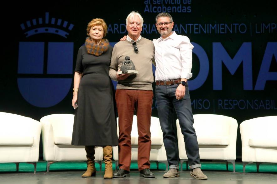 Acto de Jubilación Trabajadores de Seromal 2023 - Posado del vicealcalde Sánchez Acera y Ofelia Culebradas, concejal,  con un  homenajeado. 