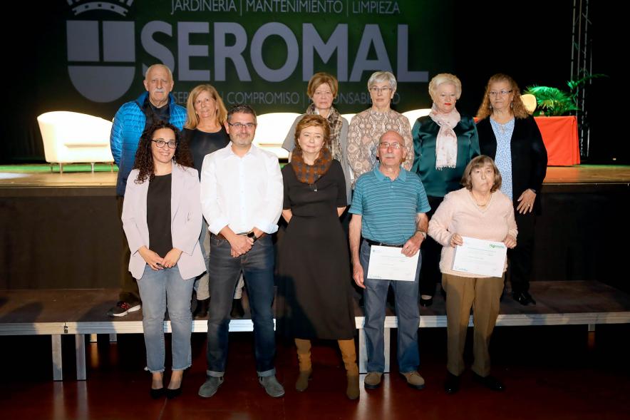 Acto de Jubilación Trabajadores de Seromal 2023 - Posado de todos los homenajeados con los corporativos municipales.