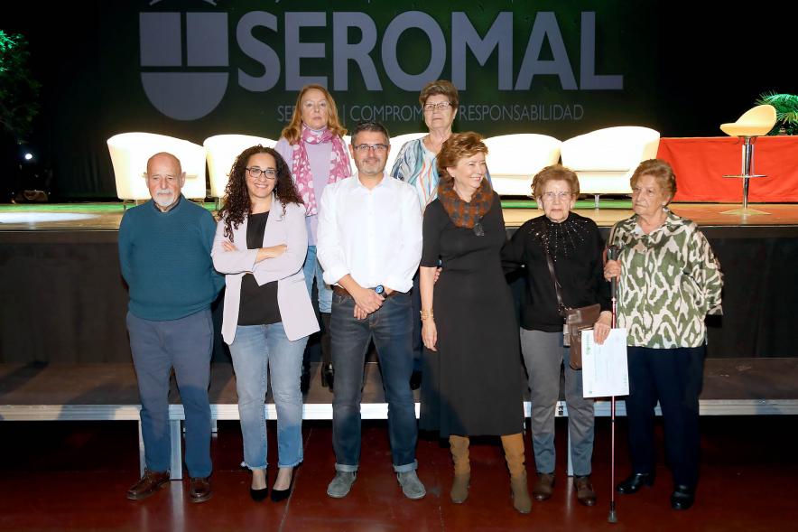 Acto de Jubilación Trabajadores de Seromal 2023 - Posado de los homenajeados con los corporativos municipales.