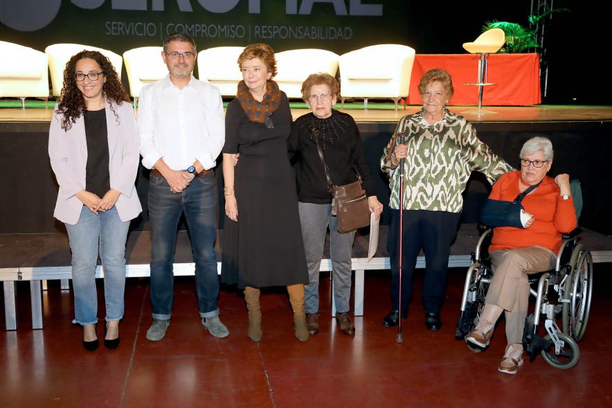 Acto de Jubilación Trabajadores de Seromal 2023 - Posado de los homenajeados con los corporativos municipales.