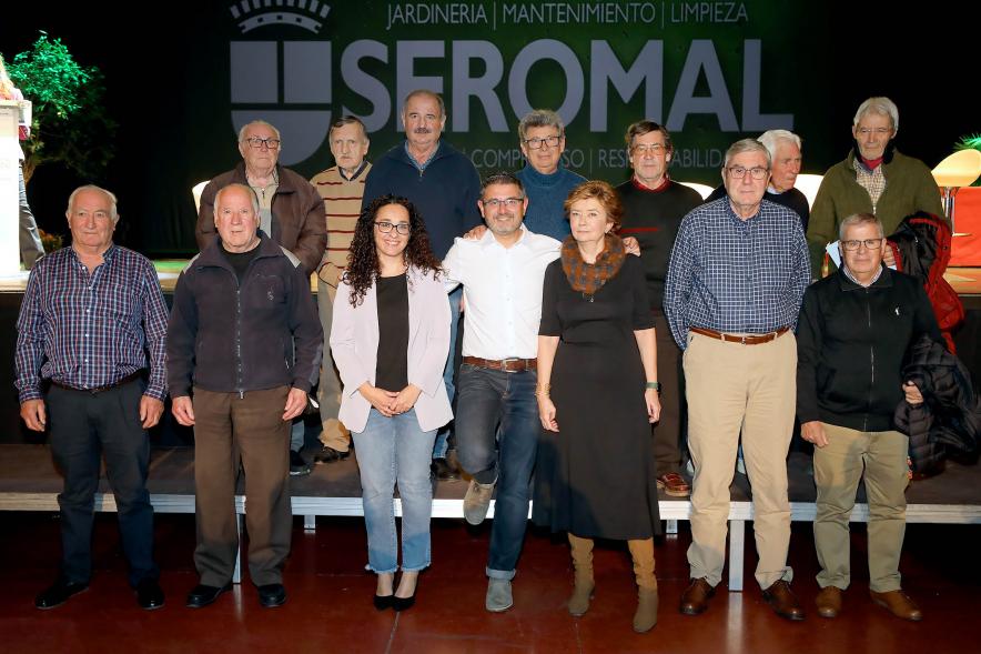 Acto de Jubilación Trabajadores de Seromal 2023 - Posado de los homenajeados con los corporativos municipales.