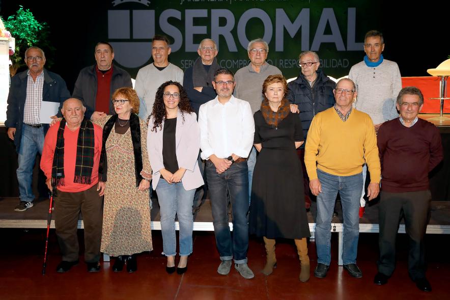Acto de Jubilación Trabajadores de Seromal 2023 - Posado de los homenajeados con los corporativos municipales.