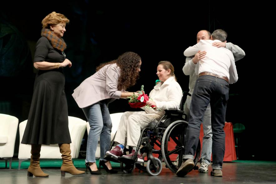Acto de Jubilación Trabajadores de Seromal 2023 - Plano del escenario con los homenajeados y el vicealcalde, 