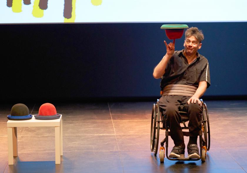 I Jornada de inclusión profesional en las artes escénicas en Alcobendas -  - Imagen de un momento de la actuación del malabarista Óscar Hornero.