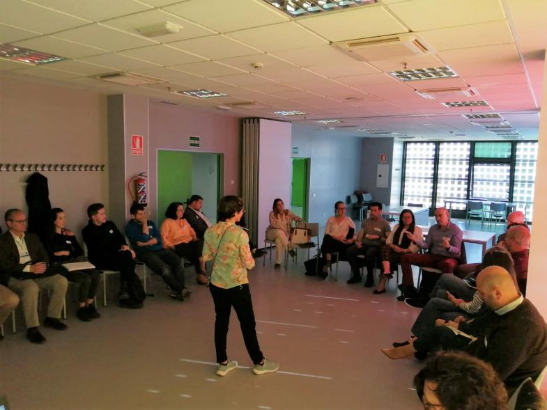 Reunión Consejo Municipal de Turismo 19.abril.23 - Imagen general de los asistentes. escuchando a una ponente.