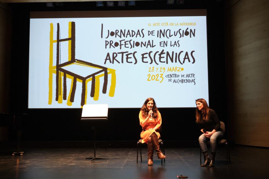 I Jornada de inclusión profesional en las artes escénicas en Alcobendas -  Imagen de dos ponentes en la presentación proyecto Construyendo un canto abierto. - 
