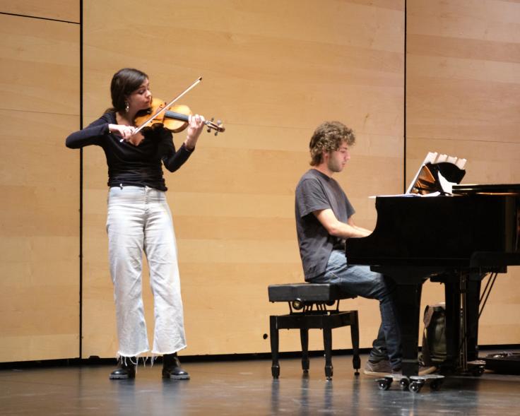 I Jornada de inclusión profesional en las artes escénicas en Alcobendas - Imagen de los participantes músicos en el escenario para el proyecto Construyendo un Canto Abierto. - 