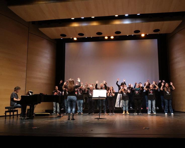 I Jornada de inclusión profesional en las artes escénicas en Alcobendas - Imagen de un momento de la actuación del Coro Canto Abierto.