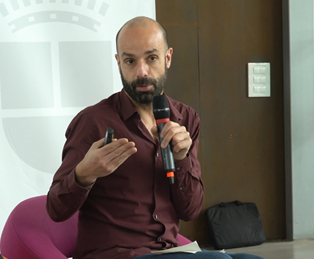 I Jornada de inclusión profesional en las artes escénicas en Alcobendas -   Imagen de un ponente de la mesa redonda " retos actuales institucionales".