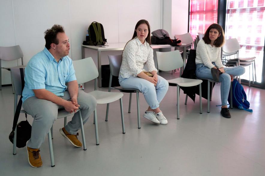 I Jornada de inclusión profesional en las artes escénicas en Alcobendas - Imagen de primer plano de los asistentes al taller.