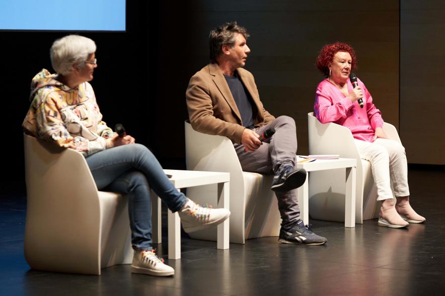 I Jornada de inclusión profesional en las artes escénicas en Alcobendas - Imagen de los componentes de la mesa redonda Gregorio Saravia, Lola Davó y Mercé Luz Arqué.