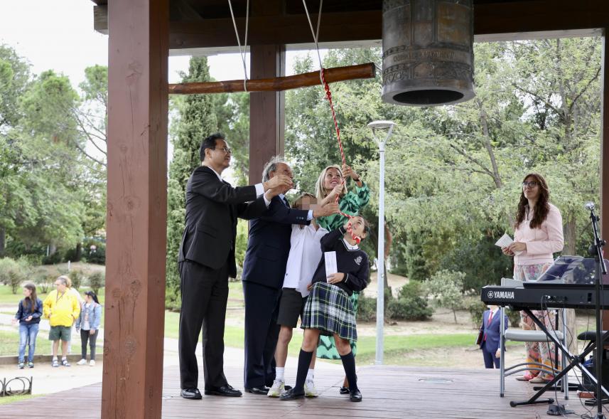 Día Internacional de la Paz 2023 - Plano  de la ceremonia del toque de la campana con la alcaldesa  García Alcántara.