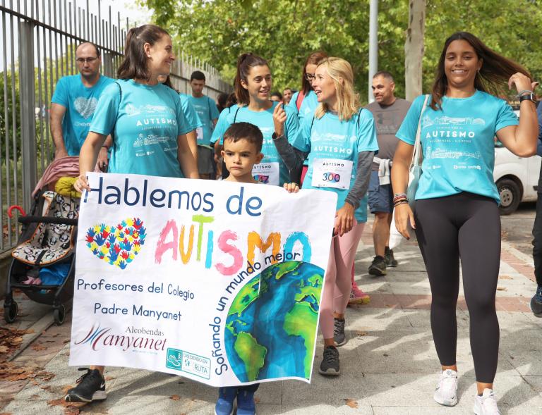 III Caminata por el Autismo - La alcaldesa Rocío García con los participantes llevando la pancarta.