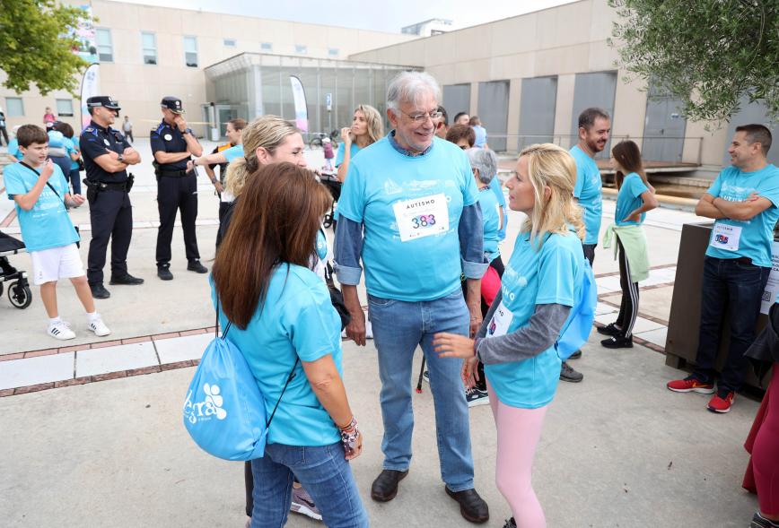 III Caminata por el Autismo. La alcaldesa conversa con los miembros de la    Fundación ConecTEA. 