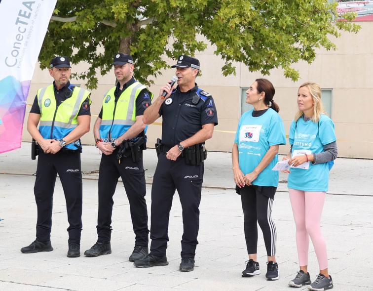 III Caminata por el Autismo. La alcaldesa conversa con los miembros de la    Fundación ConecTEA