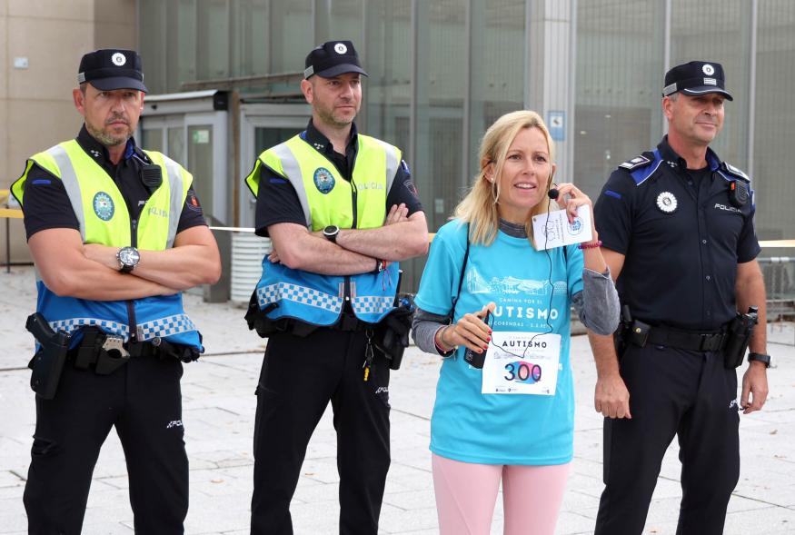 III Caminata por el Autismo - Imagen de la alcaldesa García, junto a la policía, diciendo unas palabras.