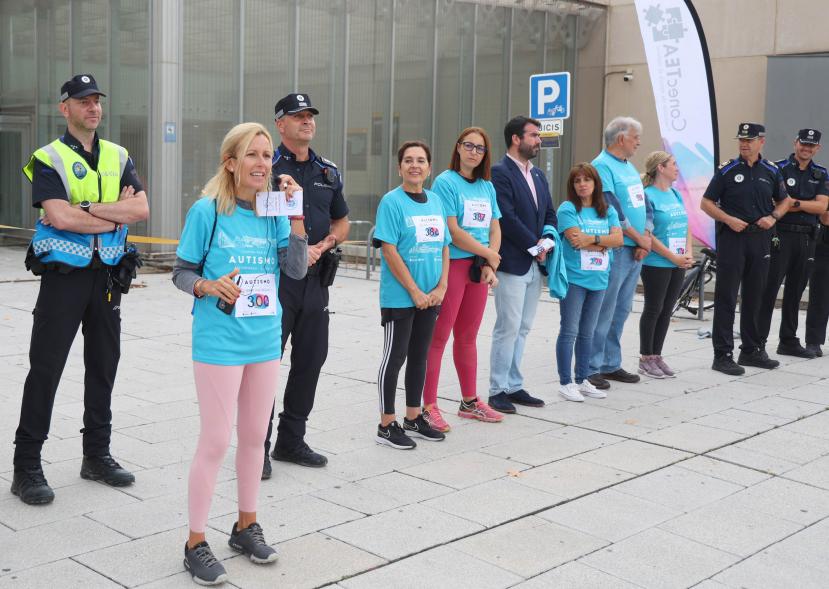 III Caminata por el Autismo - Imagen de la alcaldesa García, junto a la policía, diciendo unas palabras.