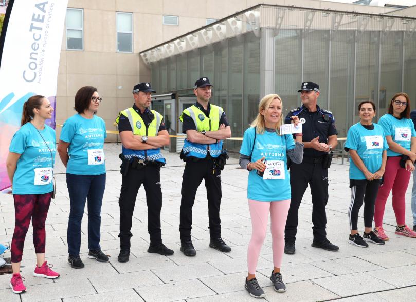 III Caminata por el Autismo - Imagen de la alcaldesa García, junto a la policía, diciendo unas palabras.