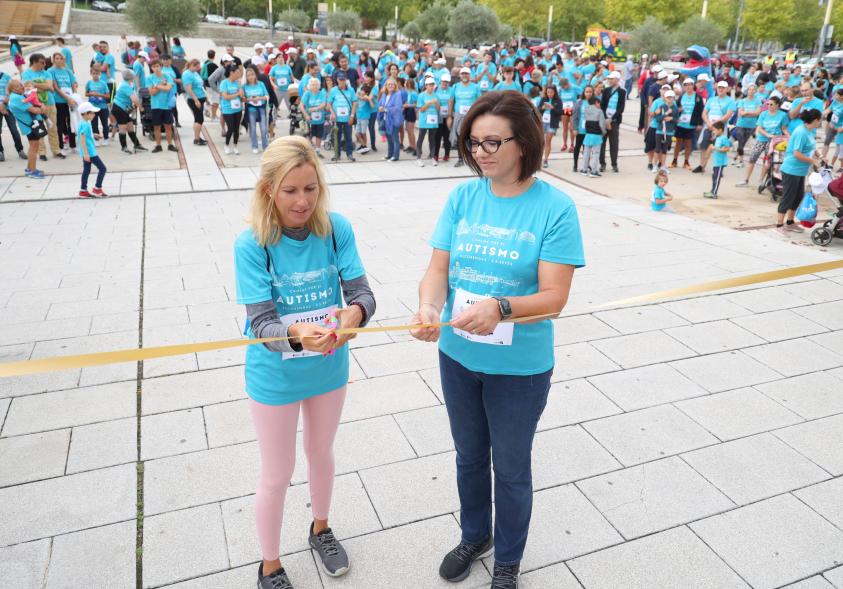 III Caminata por el Autismo - Corte de la cinta por parte de la alcaldesa García Alcántara.