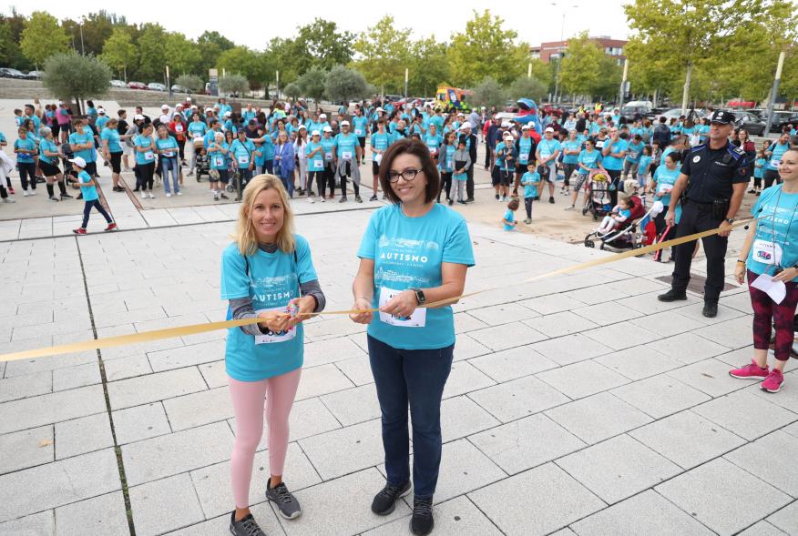 III Caminata por el Autismo - Imagen del corte de la cinta por parte de la alcaldesa y la representante de ConecTea. 