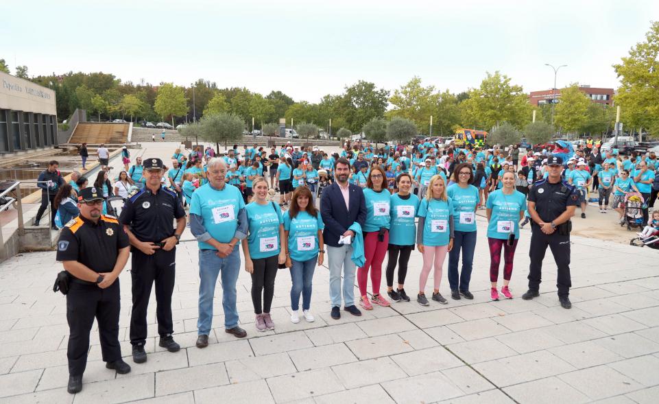 III Caminata por el Autismo - Posado de los miembros de la Fundación ConecTea, la alcaldesa García y la policía.