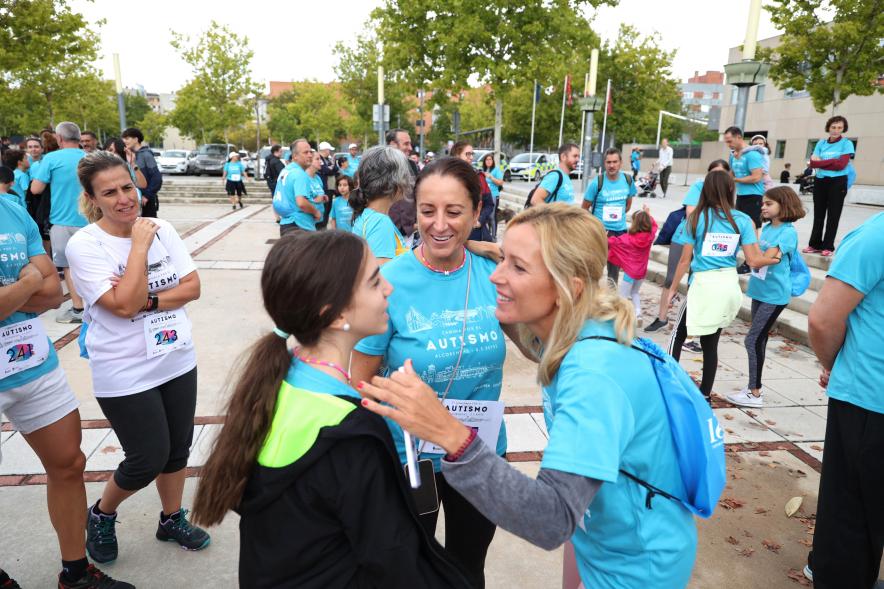    III Caminata por el Autismo - Saludo de la alcaldesa García a unos participantes.