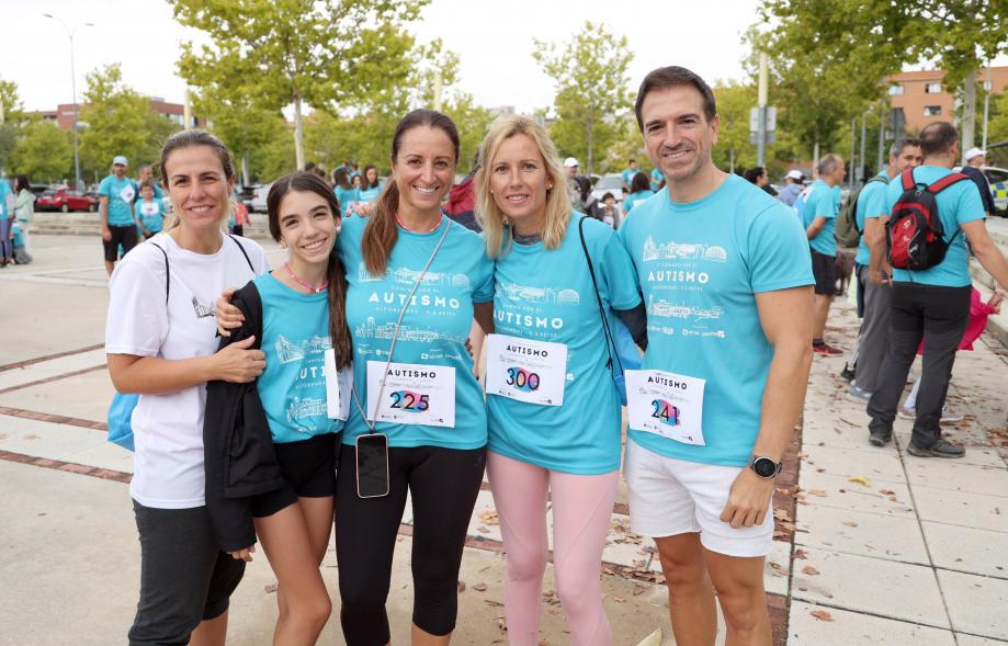 III Caminata por el Autismo - Posado de una familia participante junto a la alcaldesa García