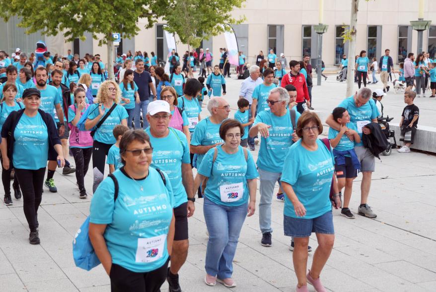 III Caminata por el Autismo - Imagen de un numero grupo de participantes.