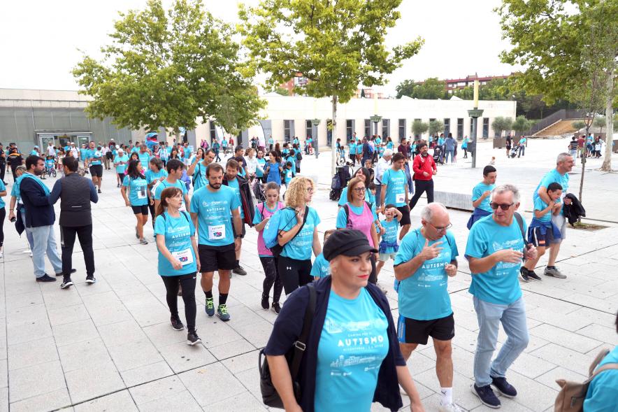 III Caminata por el Autismo - Imagen de un numero grupo de participantes.