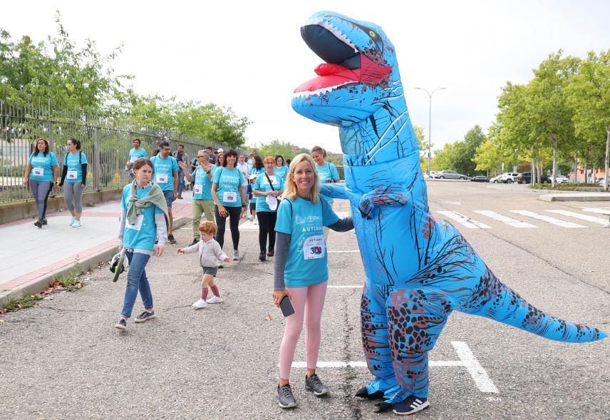 III Caminata por el Autismo - Posado de la alcaldesa García Alcántara junto a la mascota de la caminata. 