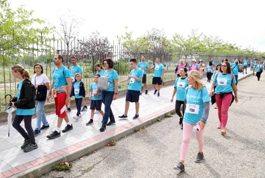 III Caminata por el Autismo  - Imagen de la alcaldesa García caminando junto a los miembros de la Fundación ConecTEA