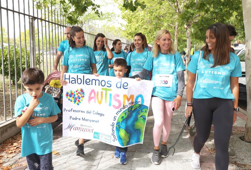  III Caminata por el Autismo - Rocío García, la alcaldesa,  lleva la pancarta junto a los participantes.