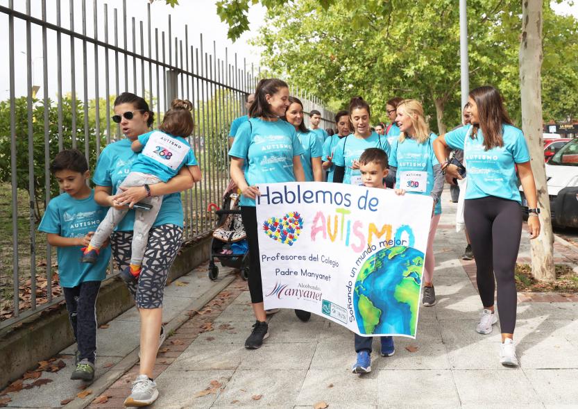  III Caminata por el Autismo - Rocío García, la alcaldesa,  lleva la pancarta junto a los participantes.