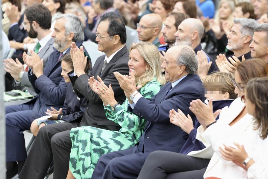 Día Internacional de la Paz 2023 - Plano de la alcaldesa aplaudiendo junto a  la representación institucional internacional.