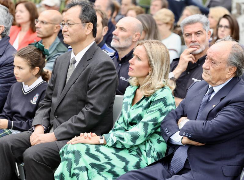 Día Internacional de la Paz 2023 - Primer plano de la alcaldesa junto al embajador de Japón  y José Manuel Rodríguez.