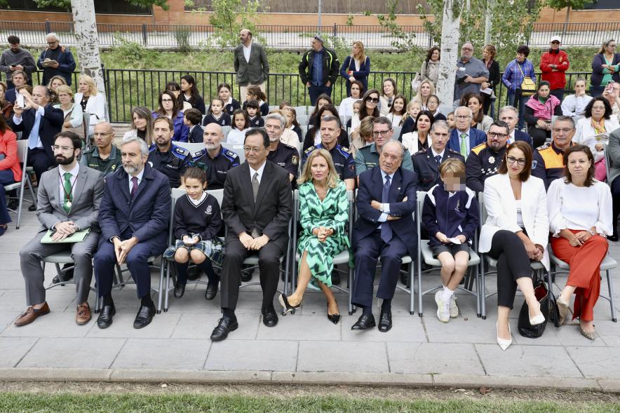 Día Internacional de la Paz 2023 - Plano de la primera fila de autoridades con la alcaldesa García Alcántara.
