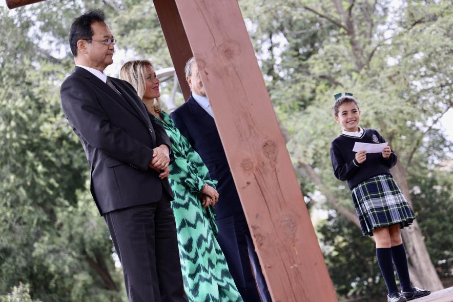 Día Internacional de la Paz 2023 - Plano de la alcaldesa, el embajador de Japón y la alumna  del King´s  College.