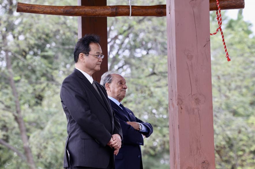 Día Internacional de la Paz 2023 -  Primer plano del embajador de Japón y José Manuel Rodríguez de la asociación mundial de la campana de la paz. 