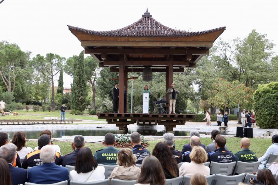Día Internacional de la Paz 2023 - Plano abierto de los asistentes y la pagoda de la campana de la paz.
