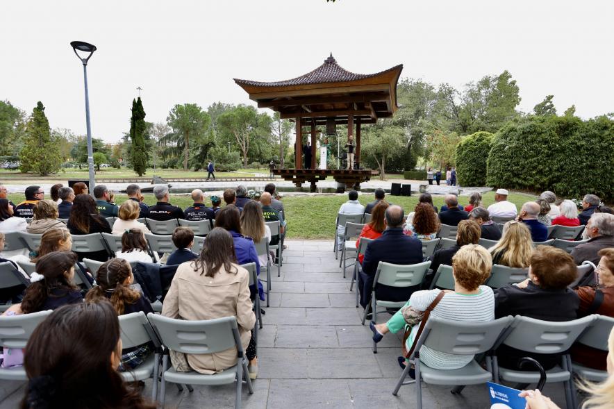 Día Internacional de la Paz 2023 - Plano abierto de los asistentes y la pagoda de la campana de la paz