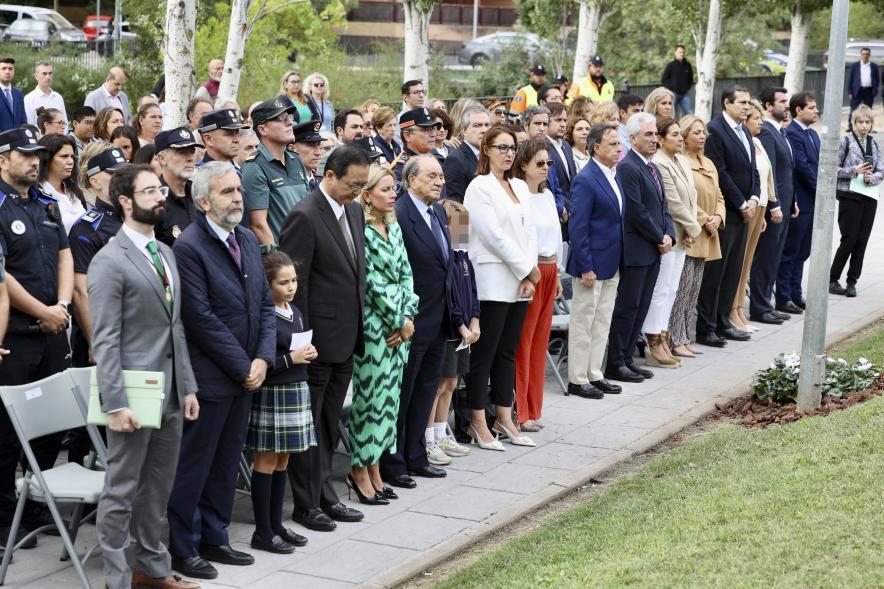 Día Internacional de la Paz 2023 - Plano de las autoridades e invitados durante el minuto de silencio.