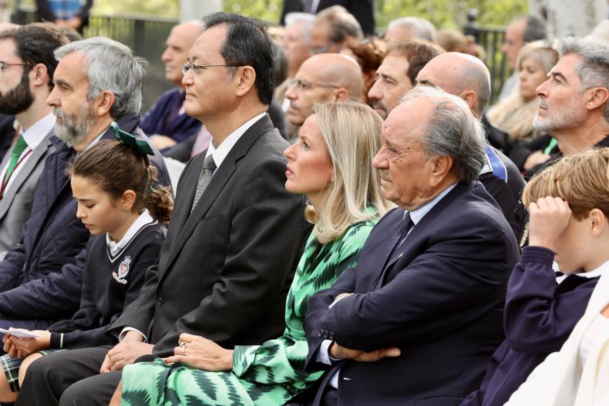 Día Internacional de la Paz 2023 - Plano de la alcaldesa Rocio Garcia junto al presidente de la asociación mundial  de la Campana de la Paz.