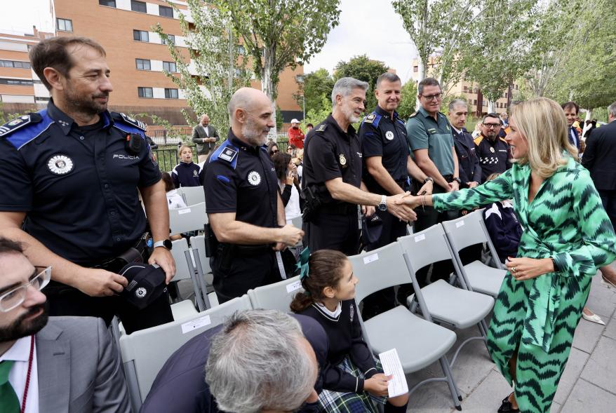 Día Internacional de la Paz 2023 . Imagen del saludo de la alcaldesa Rocío García a la Policía Municipal.