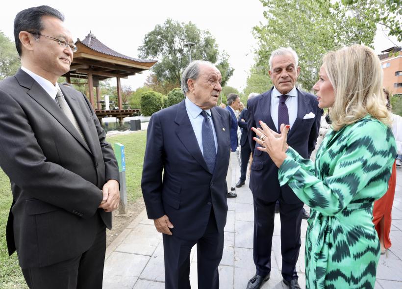 Día Internacional de la Paz 2023 - Imagen de  la alcaldes Rocío García conversando con los invitados.