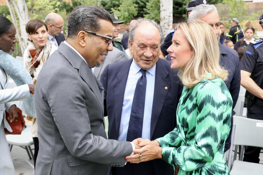  Día Internacional de la Paz 2023 - Imagen de  la alcaldes Rocío García conversando con los invitados.