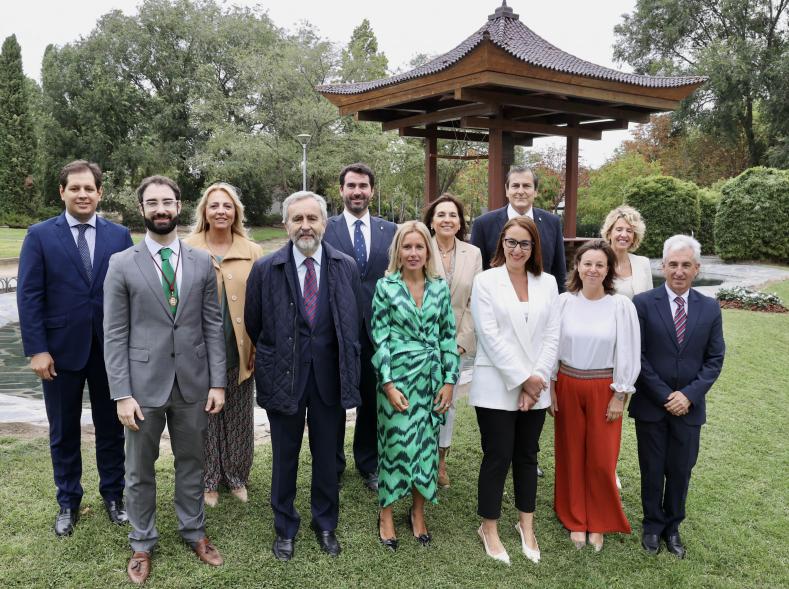 Día Internacional de la Paz 2023 - Posado de la alcaldesa  Rocío García con su grupo municipal.