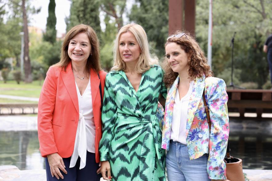 Día Internacional de la Paz 2023 - Posado de Rocío acantara, alcaldesa, con dos colaboradoras. 