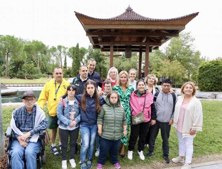 Día Internacional de la Paz 2023 - Posado de la alcaldesa con los miembros de APAMA.