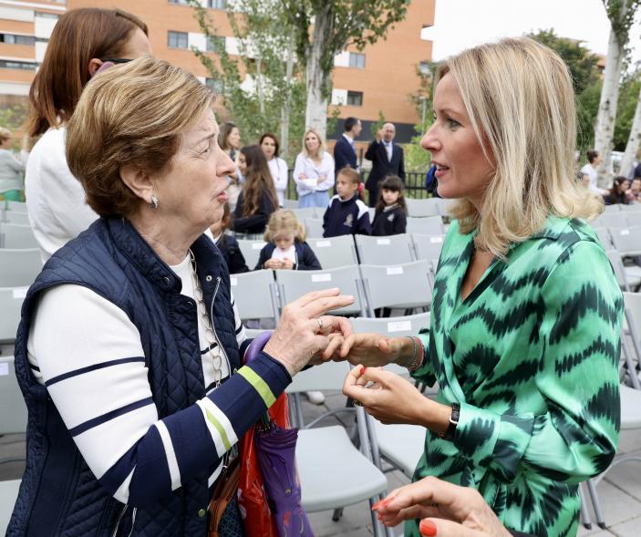  Día Internacional de la Paz 2023 - Imagen de  la alcaldes Rocío García conversando con una invitada.