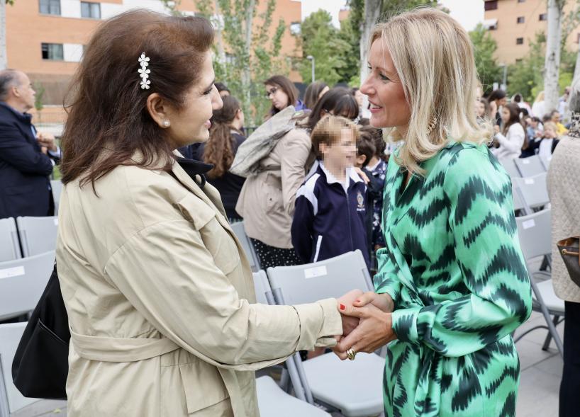 Día Internacional de la Paz 2023 - Imagen de la alcaldesa Rocío García, saludando a una invitada.